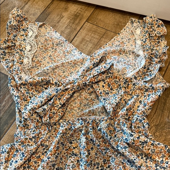Floral Ruffle Romper Open back - Picture 2 of 2